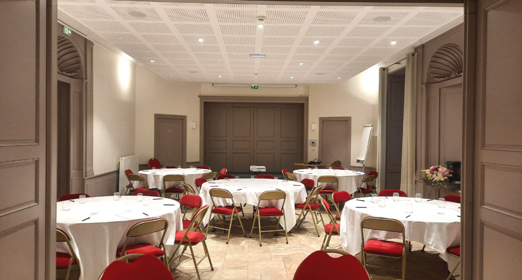séminaire avec disposition en banquet